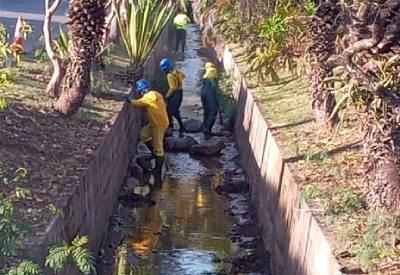 Prefeitura faz limpeza em canal da Avenida Brasília e reforça ações para evitar enchentes em Atibaia
