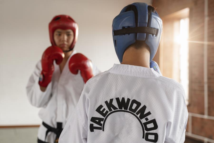 Alunos do projeto de Taekwondo “Cidadão Campeão” recebem uniformes