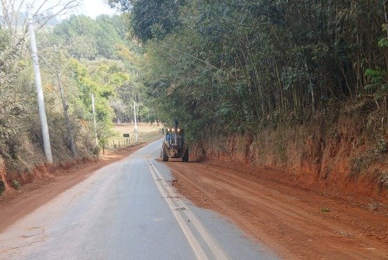 Zeladoria: equipes de manutenção de vias realizam serviços nos bairros da Cachoeira e Usina