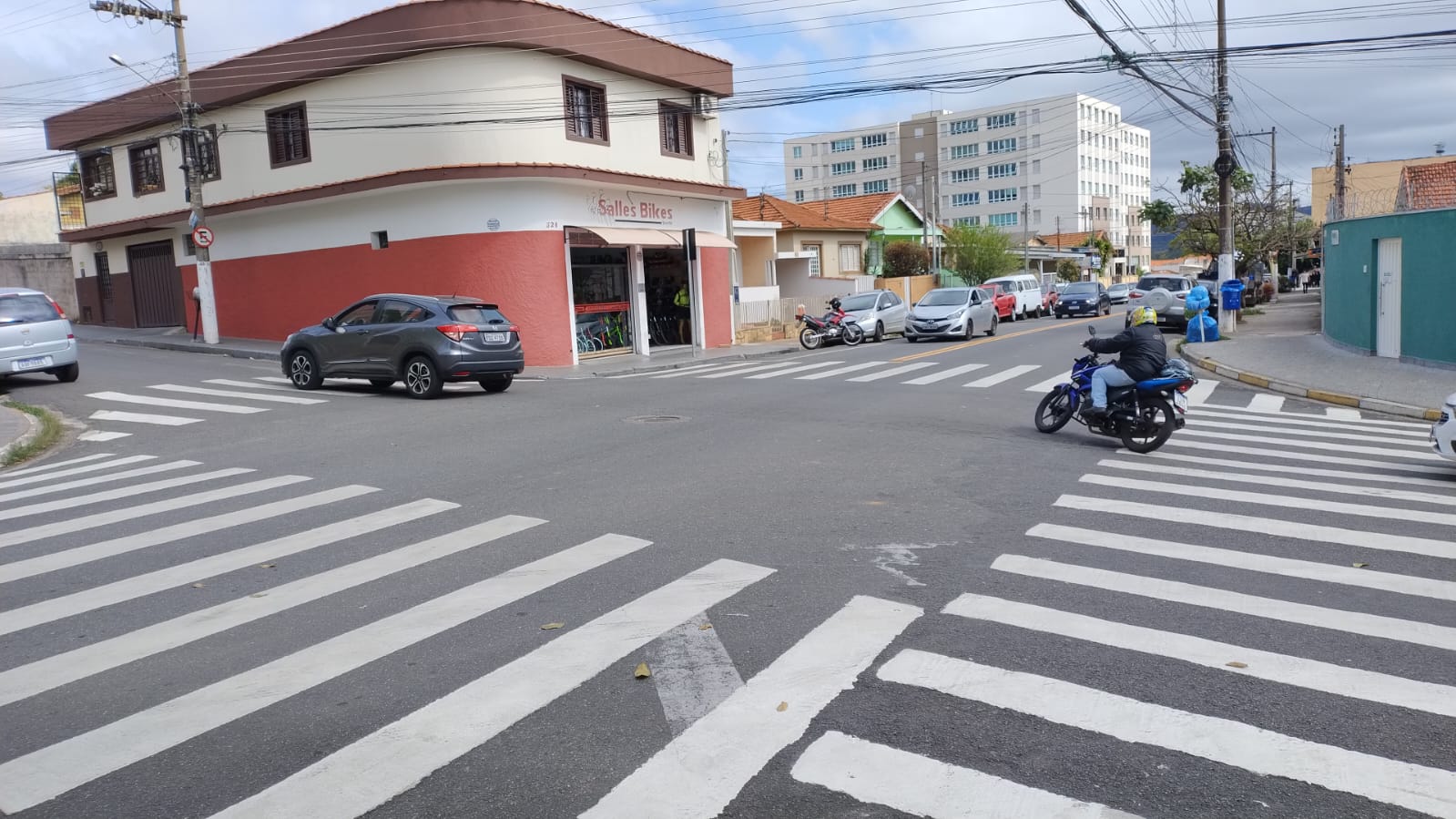 Prefeitura de Atibaia investe em melhorias na sinalização horizontal em diversos bairros