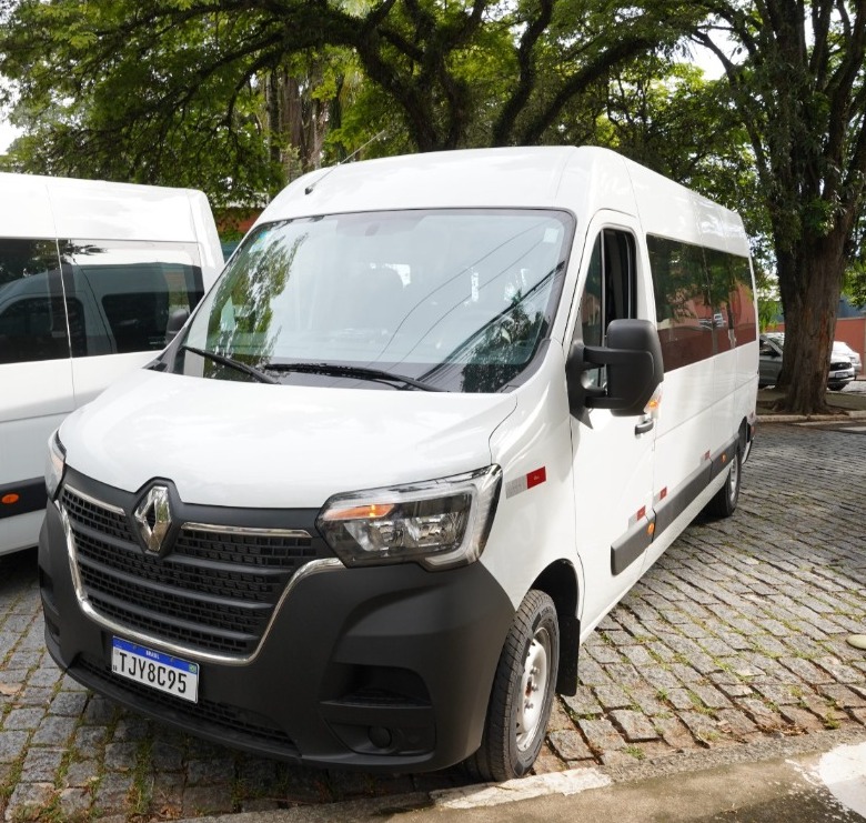 Prefeitura de Atibaia recebe sete novas vans para serviço de transporte sanitário