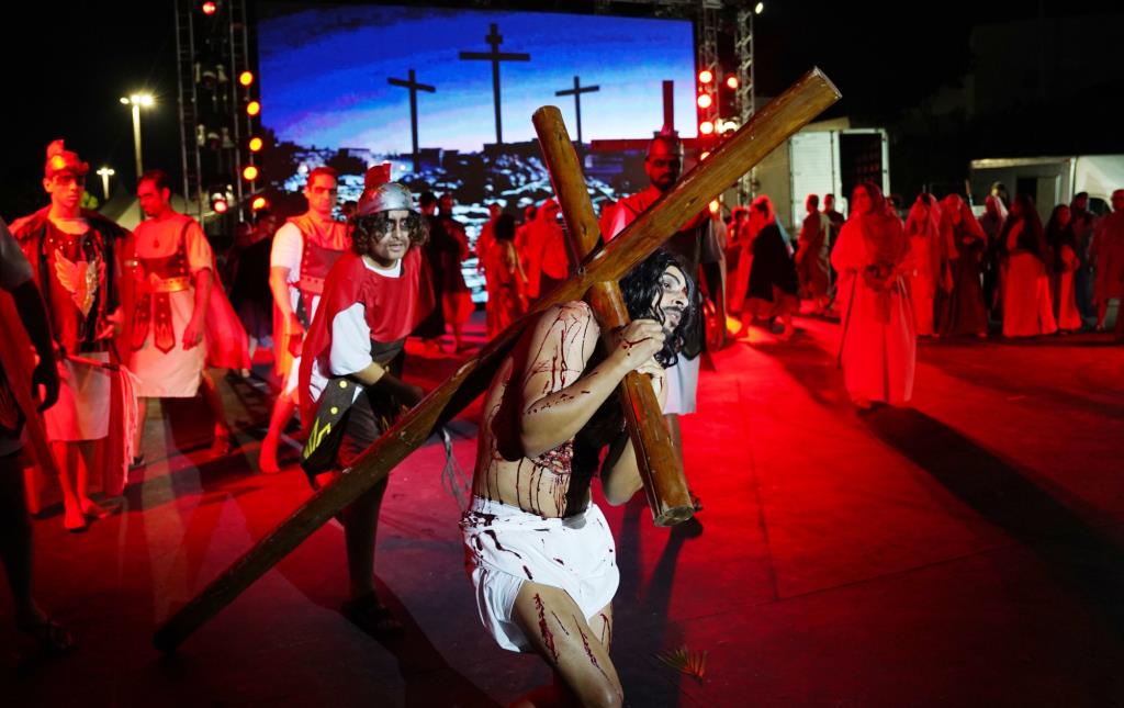 Encenação da Paixão de Cristo enche arquibancada do Centro de Convenções e reúne cerca de 300 participantes em Atibaia