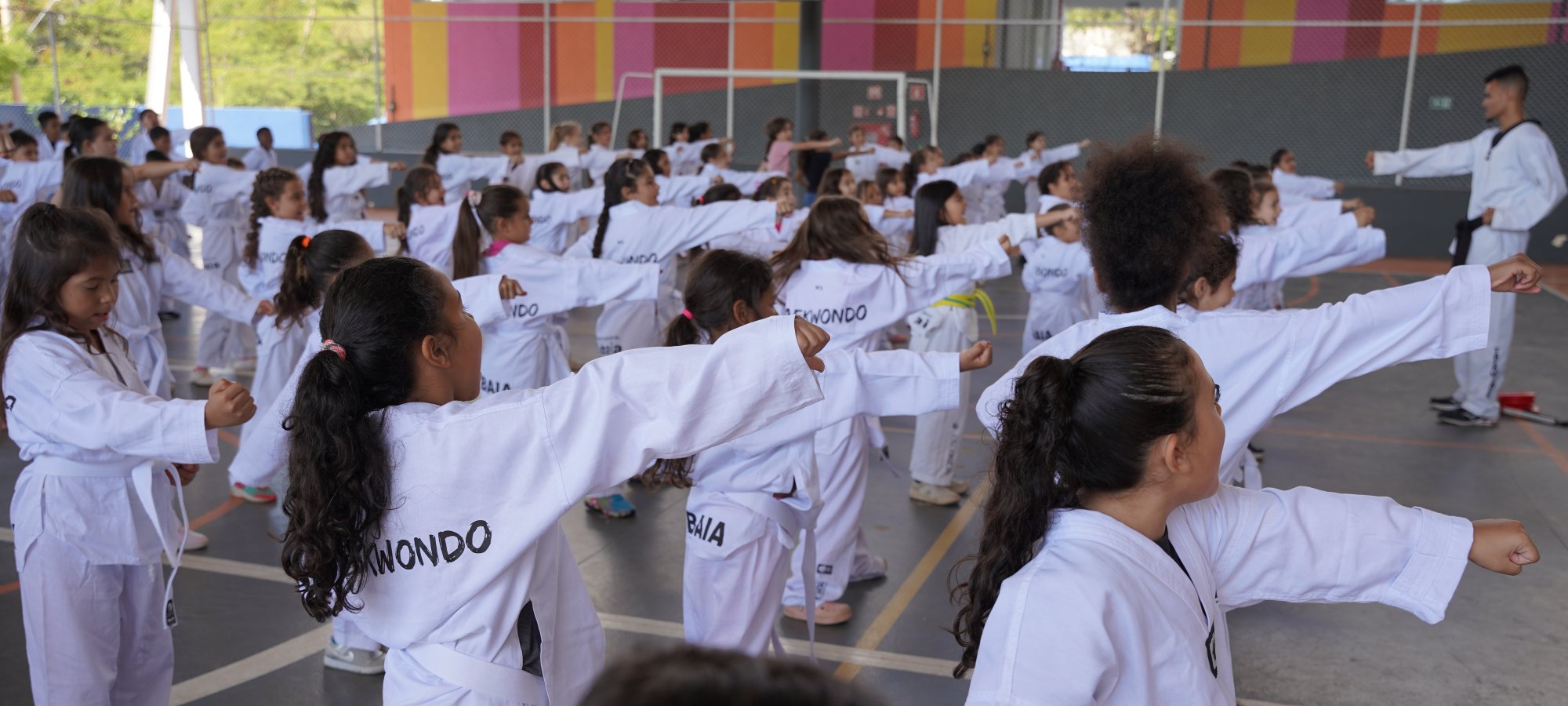 Prefeitura realiza entrega de 350 uniformes para alunos de Taekwondo