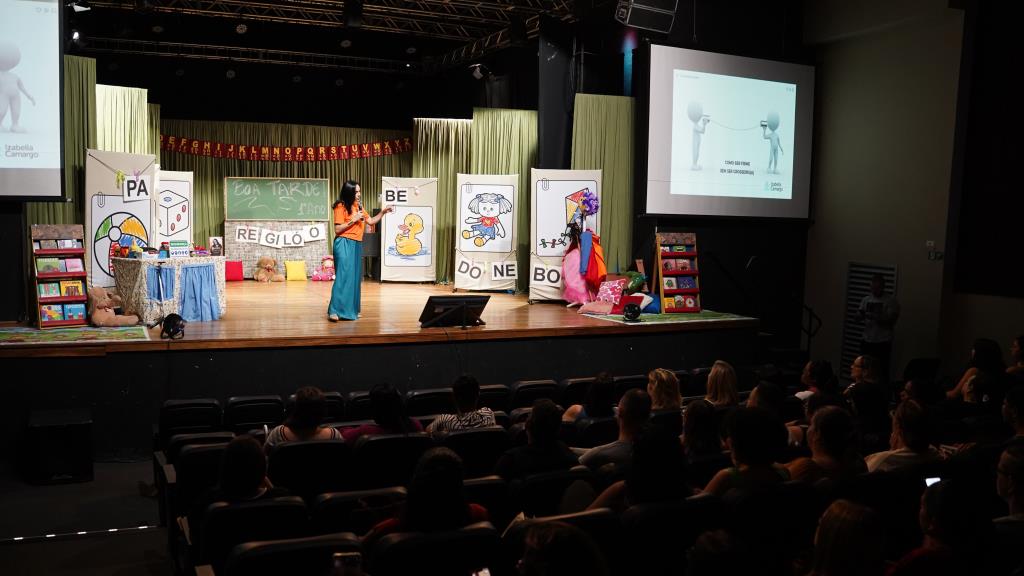 Gestores escolares participam de formação voltada à comunicação e liderança