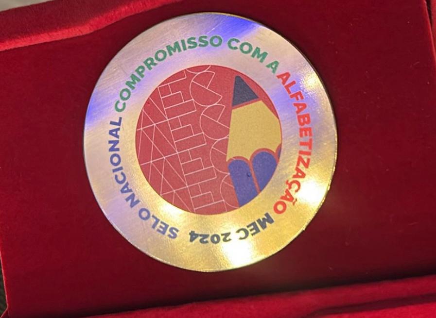 Atibaia recebe Selo Ouro do Programa Criança Alfabetizada