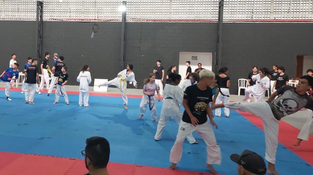 Campeã mundial de taekwondo esteve em Atibaia para ministrar seminário aos alunos do projeto “Cidadão Campeão”