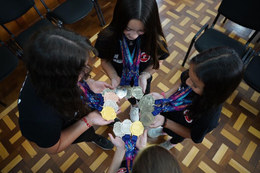 Medalhistas da Ginástica Artística de Atibaia apresentam medalhas conquistadas na Copa de las Americas