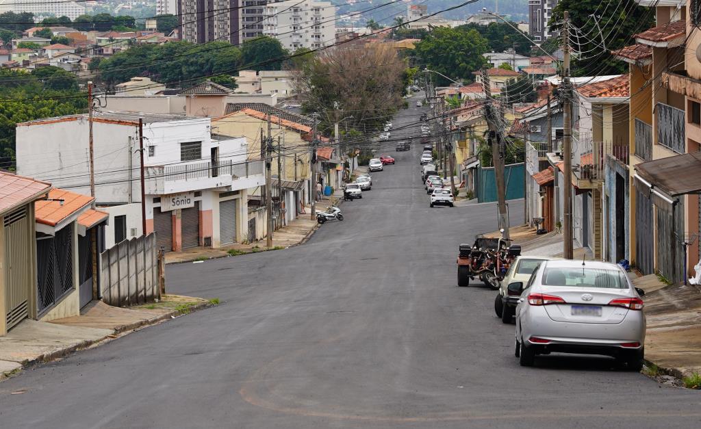 Rua Antonio Garcia Lara recebe obras de recapeamento no Atibaia Jardim