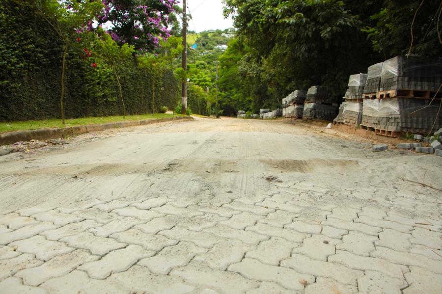 Prefeitura de Atibaia firma parceria para pavimentação na Chácara Pedra Grande