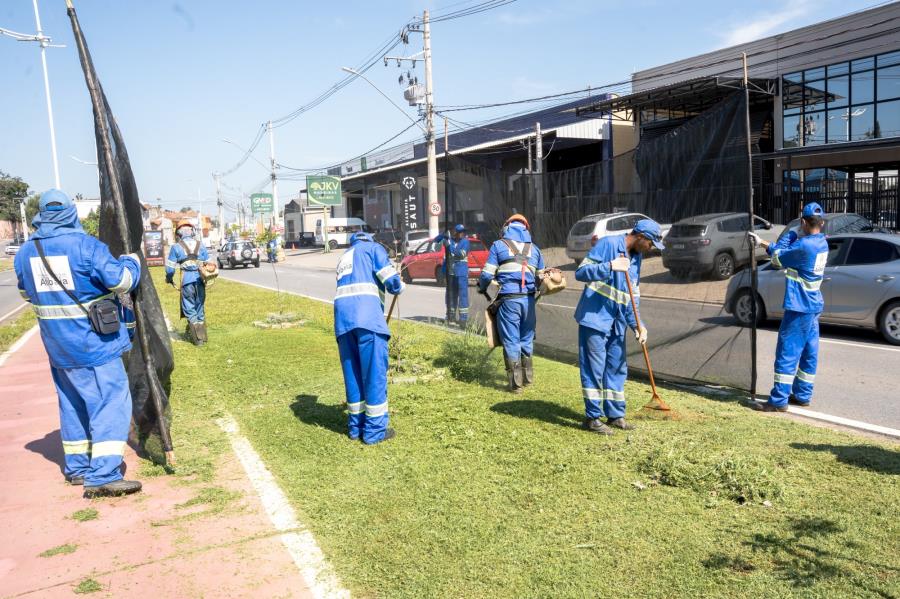 Zeladoria de Atibaia já realizou roçada e limpeza em área equivalente a 360 campos de futebol desde janeiro