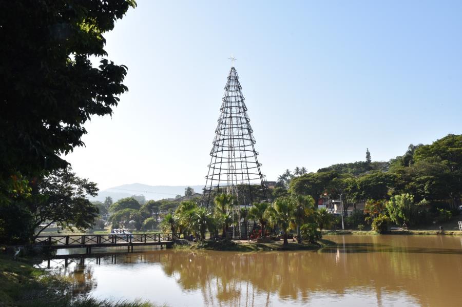 Natal 2023: Decoração em Atibaia conta com árvore de 26 metros e muitas luzes