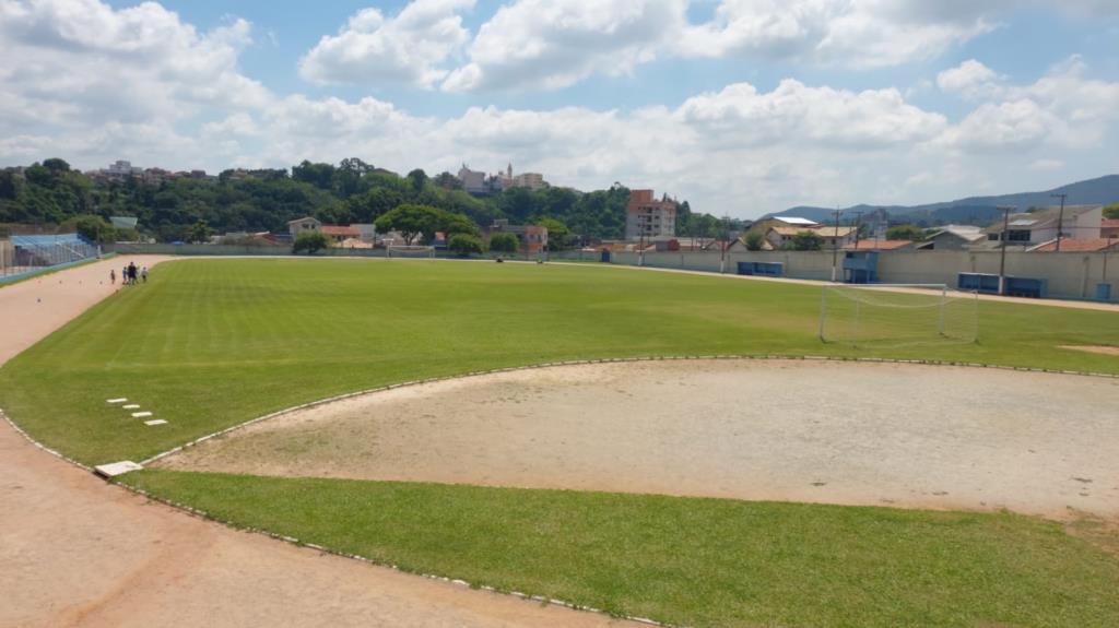 Prefeitura promove melhorias no gramado do Campo do Alvinópolis