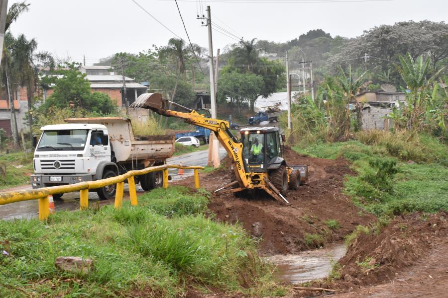 Prefeitura reforça limpeza de córregos e valetas em Atibaia
