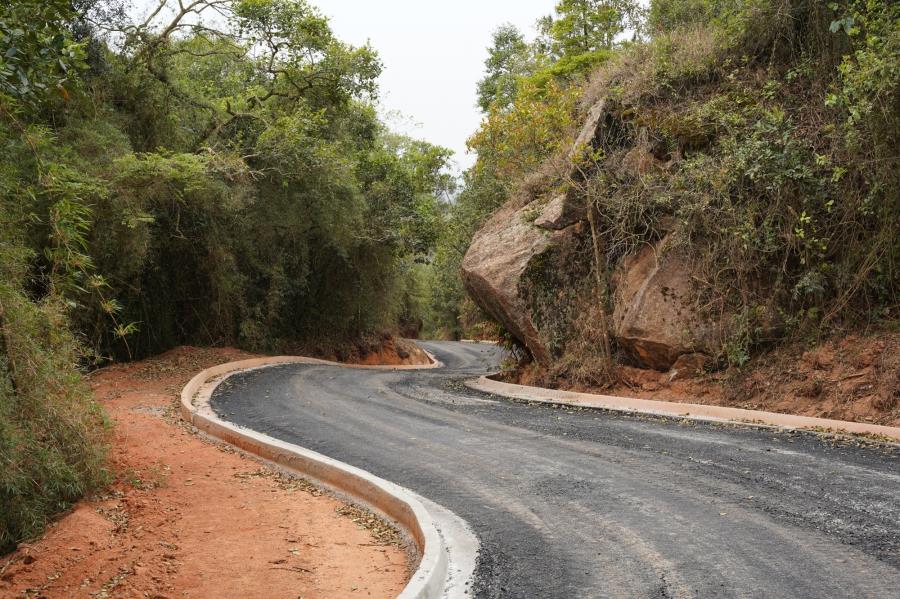 Avanço histórico: pavimentação com bloquete e asfalto ecológico da Estrada da Pedra Grande está em andamento
