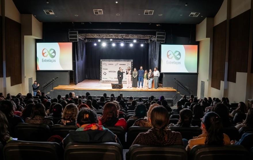 Atibaia lança "Programa Entrelaços" e capacita cerca de 290 profissionais de apoio escolar