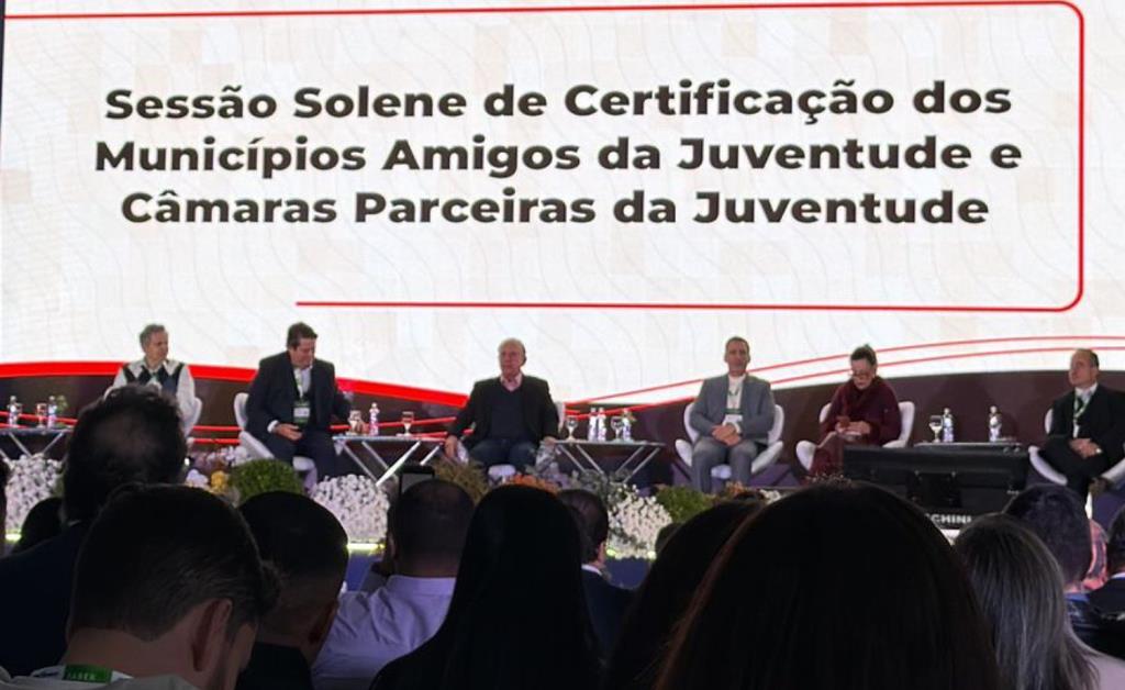 Atibaia é reconhecida com certificado da Agenda Jovem durante o Conexidades