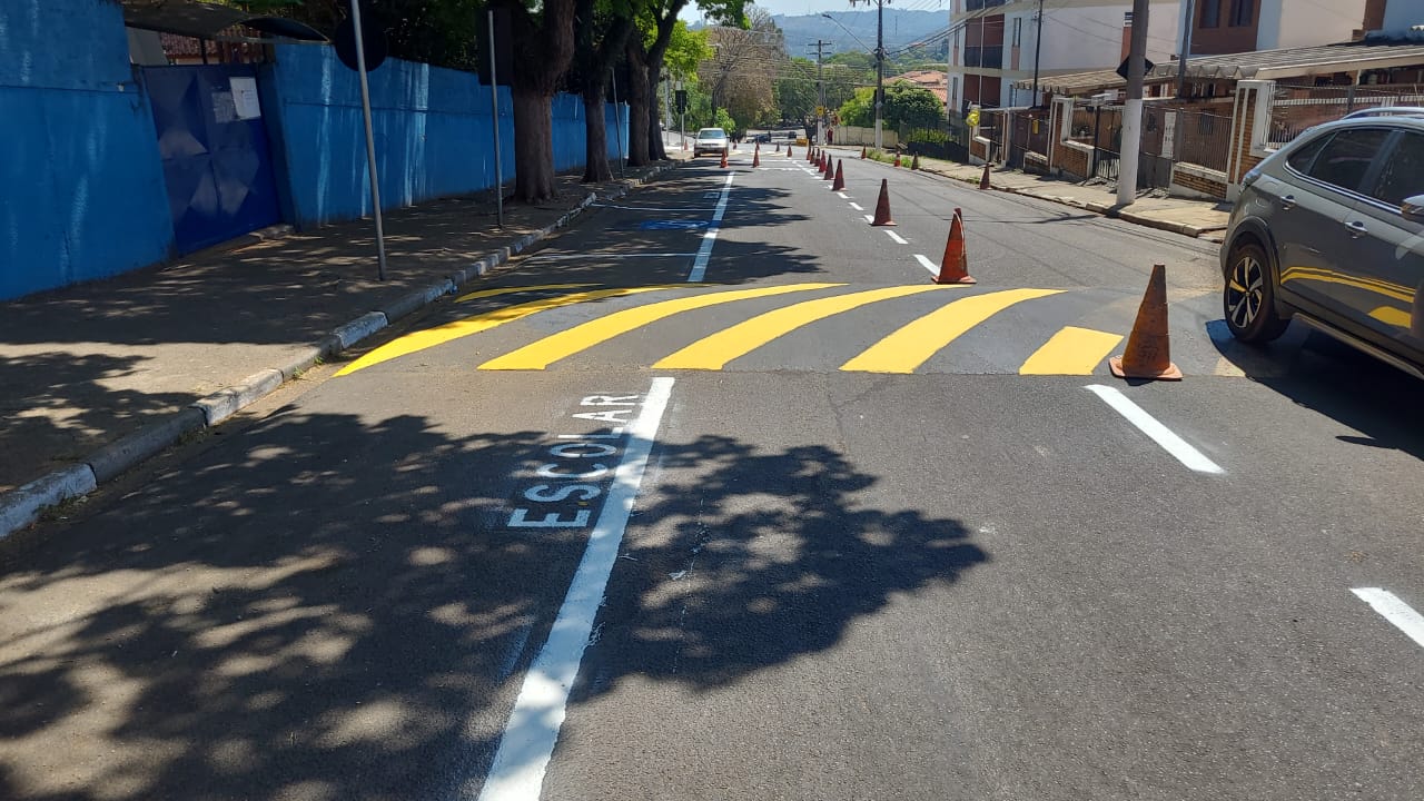 Secretaria de Mobilidade e Planejamento Urbano realiza sinalização viária nos bairros