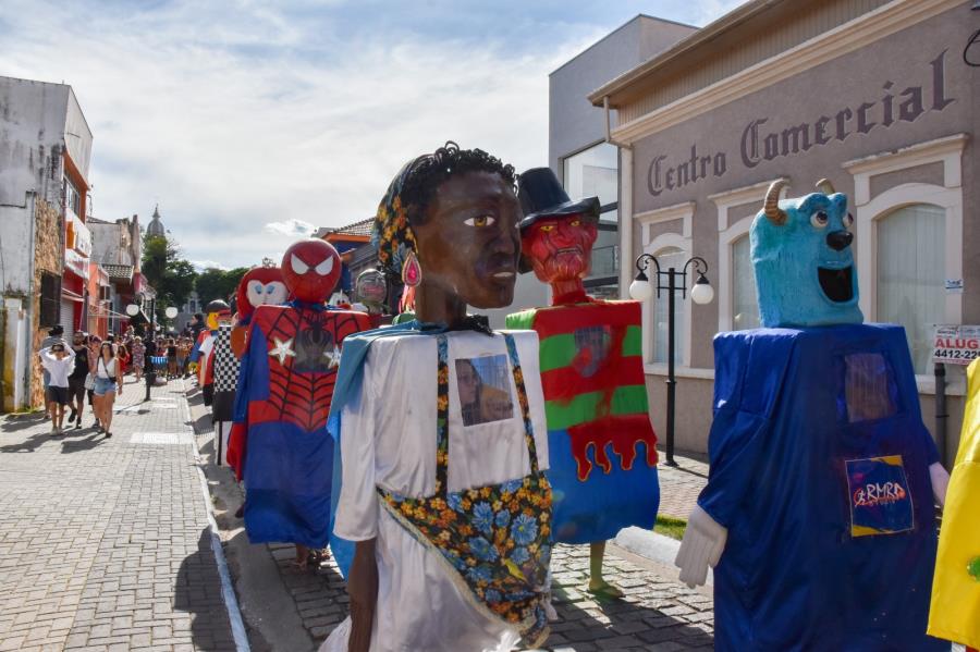 Folia com Bonecões promete agitar carnaval do centro da cidade