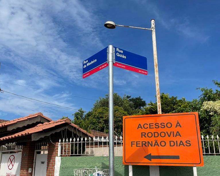 Prefeitura de Atibaia instala placas de logradouro em vias do Recreio Estoril