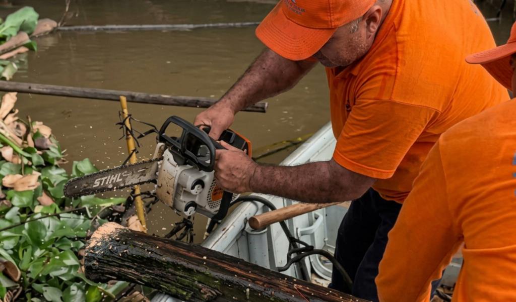 Trabalho semanal no Rio Atibaia recupera navegabilidade entre a Usina e BJ dos Perdões e aumenta segurança em períodos de chuva