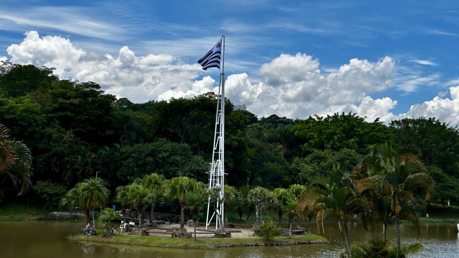 Nova bandeira de Atibaia é hasteada no Lago do Major