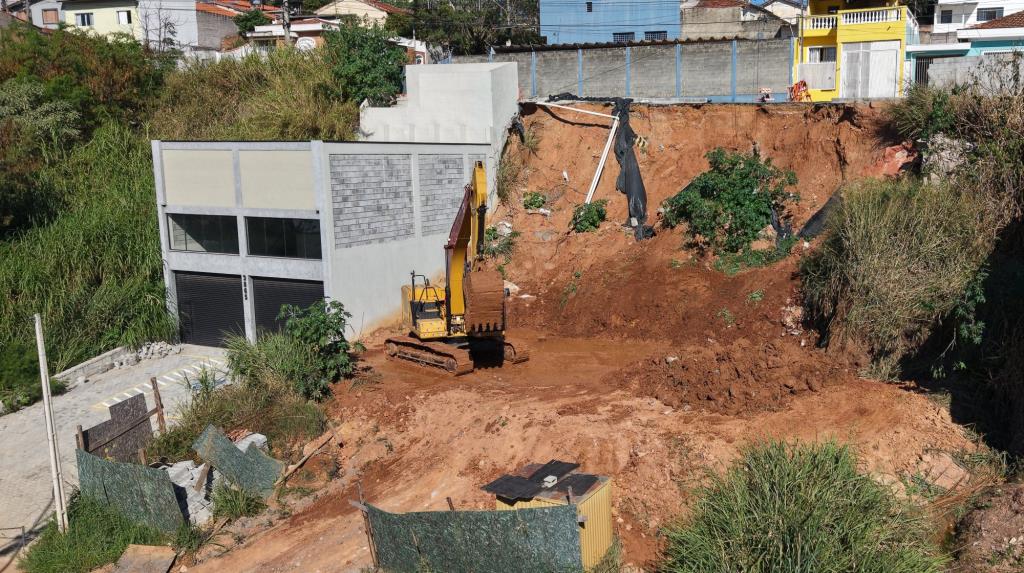 Prefeitura inicia obras emergenciais na Rua Professor Alexandrino Silveira Bueno para solucionar problema de deslizamento de terra