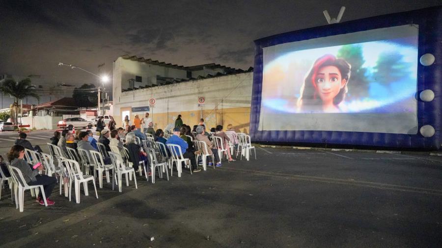 Cinema gratuito aproxima famílias e comunidades em Atibaia