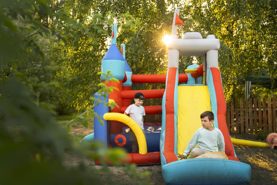 Prefeitura promove edição especial do “Cine Social” com parque de brinquedos no Recreio Estoril II