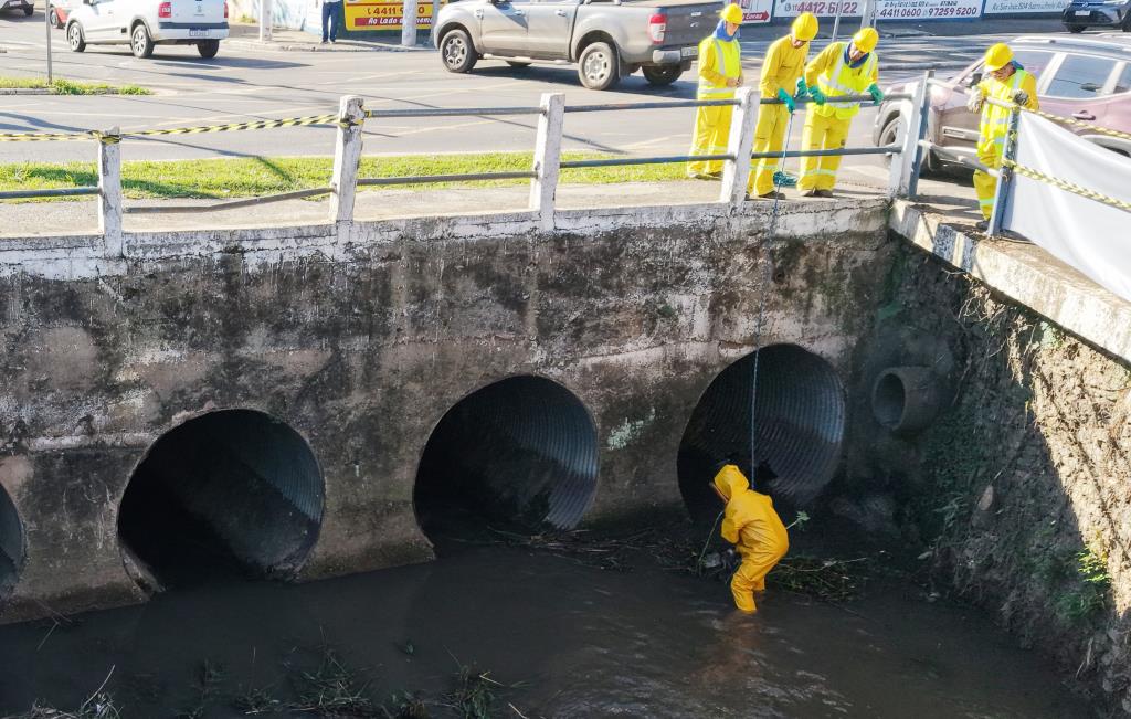 Manutenção no Córrego do Piqueri reforça prevenção a enchentes