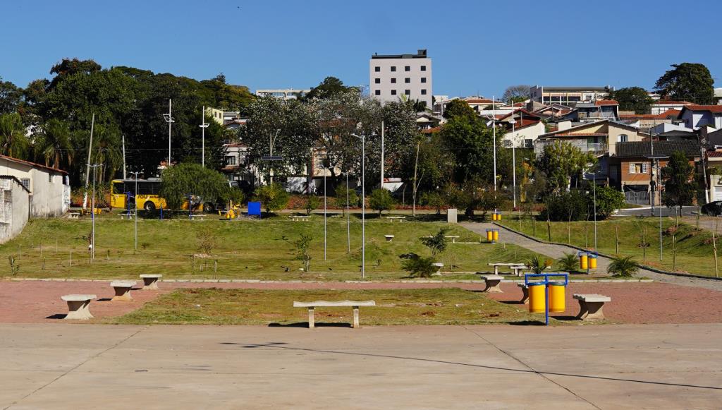 Prefeitura revitaliza área de lazer em frente ao Fórum de Atibaia