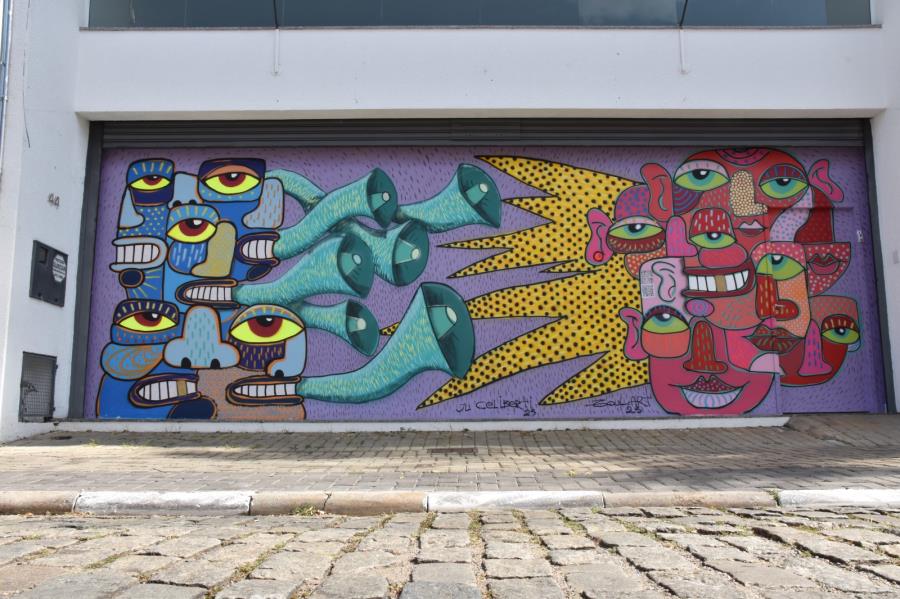 Mural transforma fachada da Secretaria de Comunicação de Atibaia em obra de arte