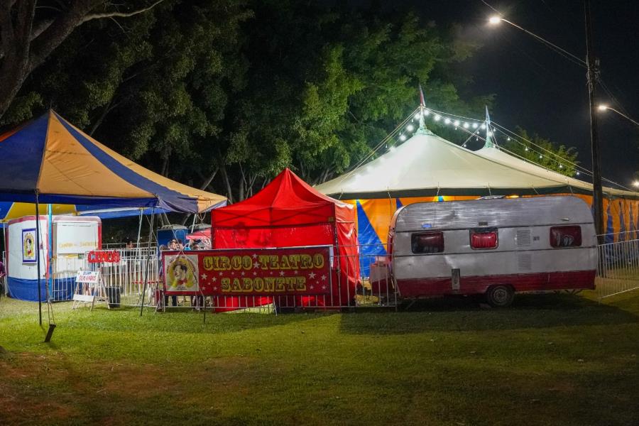 Circo Teatro do Sabonete oferece espetáculos e oficinas gratuitos no Jardim das Cerejeiras, em Atibaia