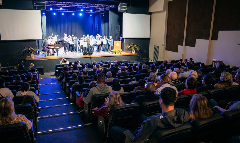 Talento e Integração: Servidores de Atibaia brilham no palco do “Servidores em Cena”