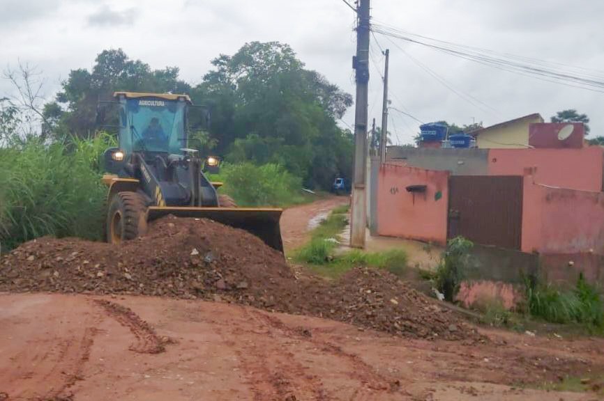 Ruas de terra do Atibaia Belvedere recebem serviços emergenciais