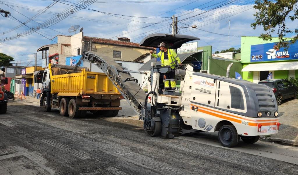 Melhoria no bairro do Portão: Prefeitura inicia recapeamento da Rua Antônio da Cunha Leite