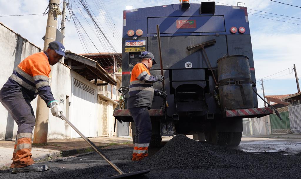 Tapa-buraco supera 2 mil atendimentos em julho em Atibaia