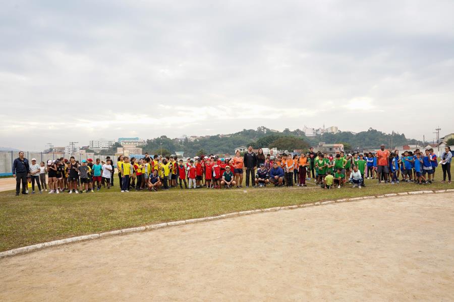 Quase 800 estudantes da Rede Municipal de Ensino participam do 10° Festival de Miniatletismo Escolar de Atibaia