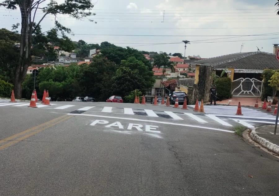 Prefeitura de Atibaia revitaliza sinalização de trânsito no bairro Loanda