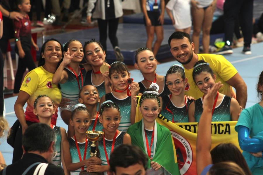 Ginástica artística de Atibaia conquista 12 medalhas e dois troféus em competição no Uruguai