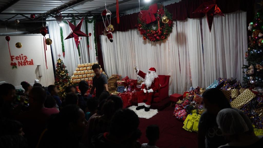 Vila do Papai Noel do Fundo Social de Atibaia reúne cerca de 360 pessoas