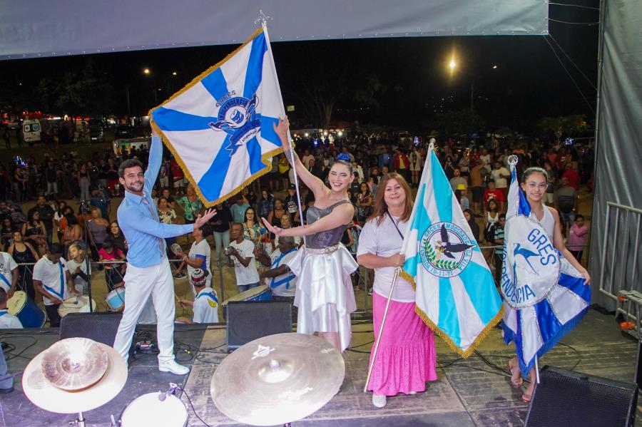 Grito de Carnaval reúne centenas de pessoas, dando início à folia em Atibaia
