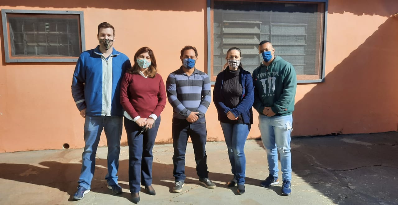 Prefeitura entrega material de limpeza e alimentos ao asilo