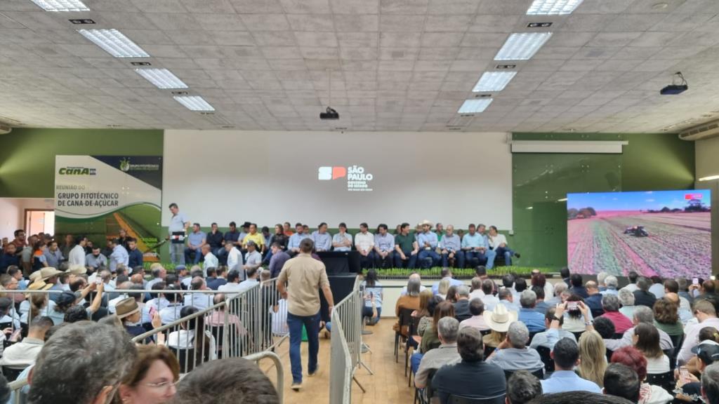 Pirassununga recebe retroescavadeira na Agrishow