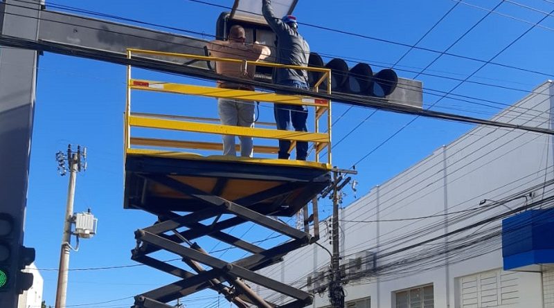 Secretaria de Segurança realiza manutenção de semáforos de Pirassununga