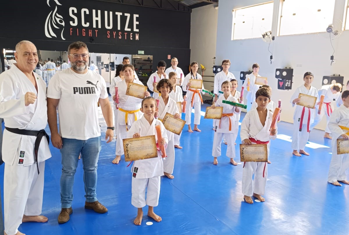 Exame de graduação de faixas é realizado para alunos do Karatê