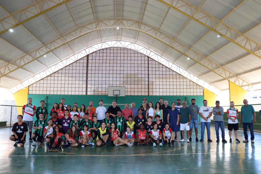 Guilherme e Junior inauguram quadra poliesportiva “Guilherme Haroldo Gomes Lavrador”