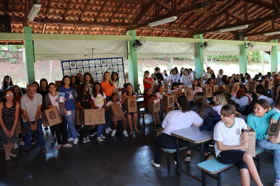Jucieli faz entrega de kit higiene para alunas de escola municipal