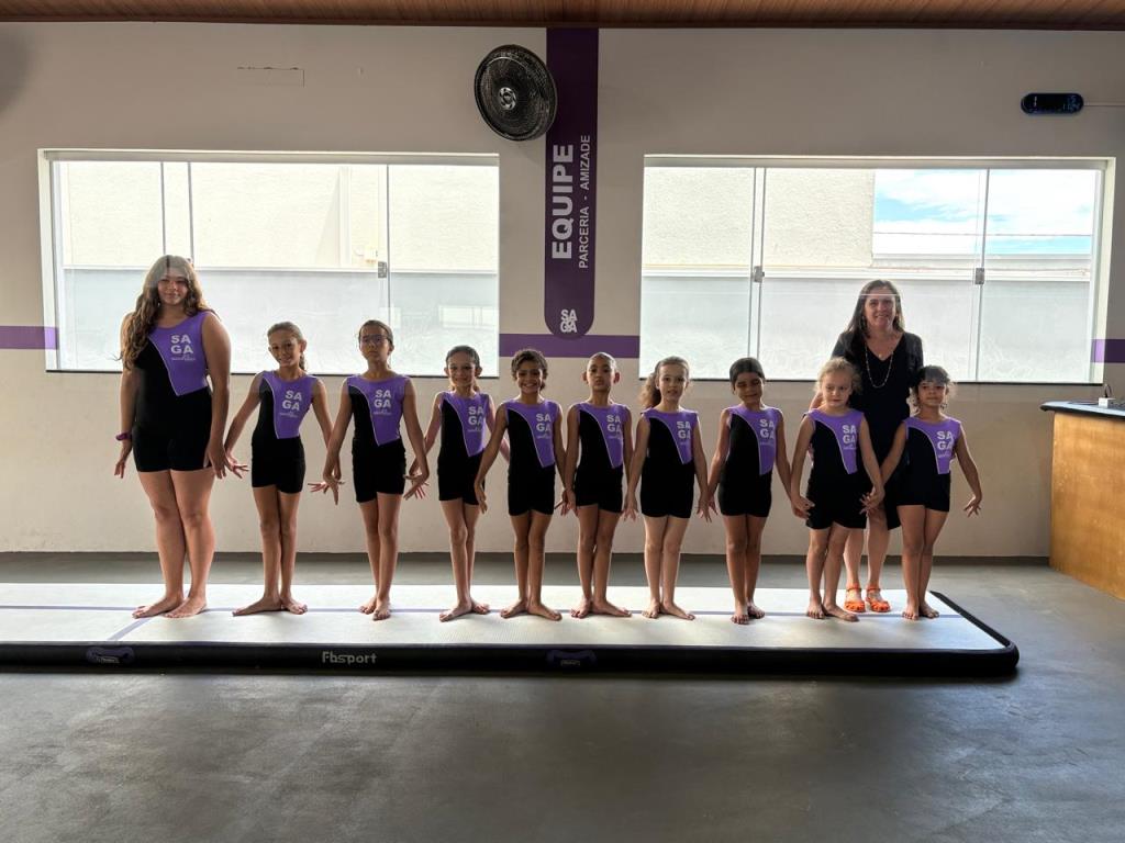 Prefeitura entrega novos uniformes às alunas da Ginástica Artística