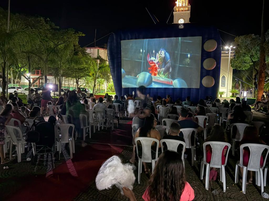 Praça Dr. Adhemar de Barros recebe ação do Cadastro Único e cinema ao ar livre