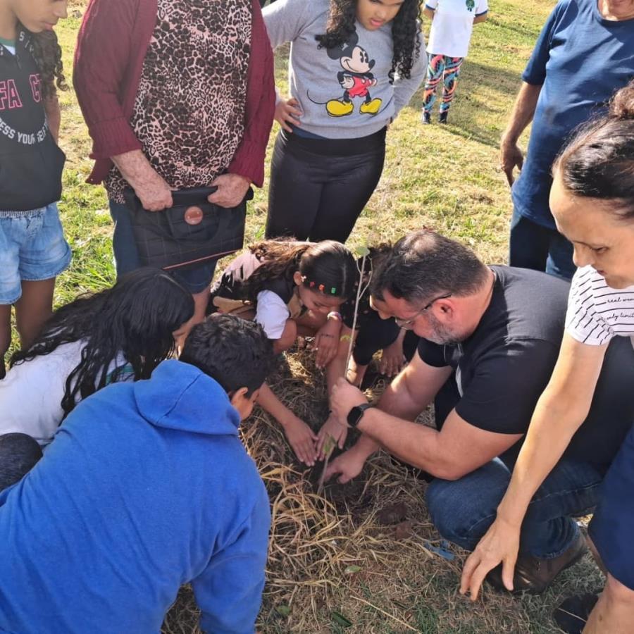 Plantio de árvores reúne crianças e idosos em ação intergeracional no bairro Thomaz Rodrigues Alckmin